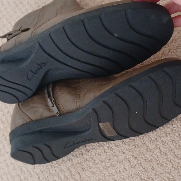 Clarks Woman Bendables Olive leather Ankle Boots with inside zip. SIZE 9 - Picture 9 of 10